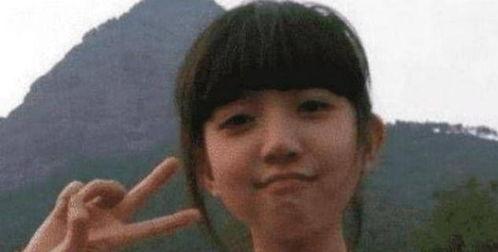 剪刀手清纯网红,清纯魅力，网络新宠